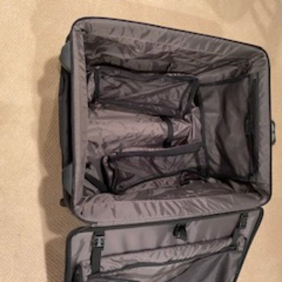 Oversized Tumi travel bag - Picture 2 of 8